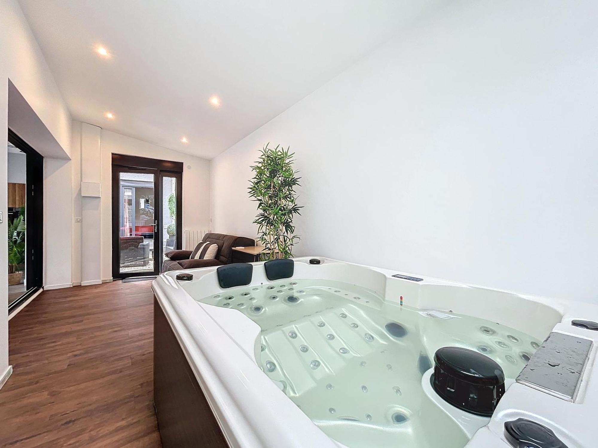 Loft Terrasse Avec Spa Proche Centre Historique Montlucon Luaran gambar