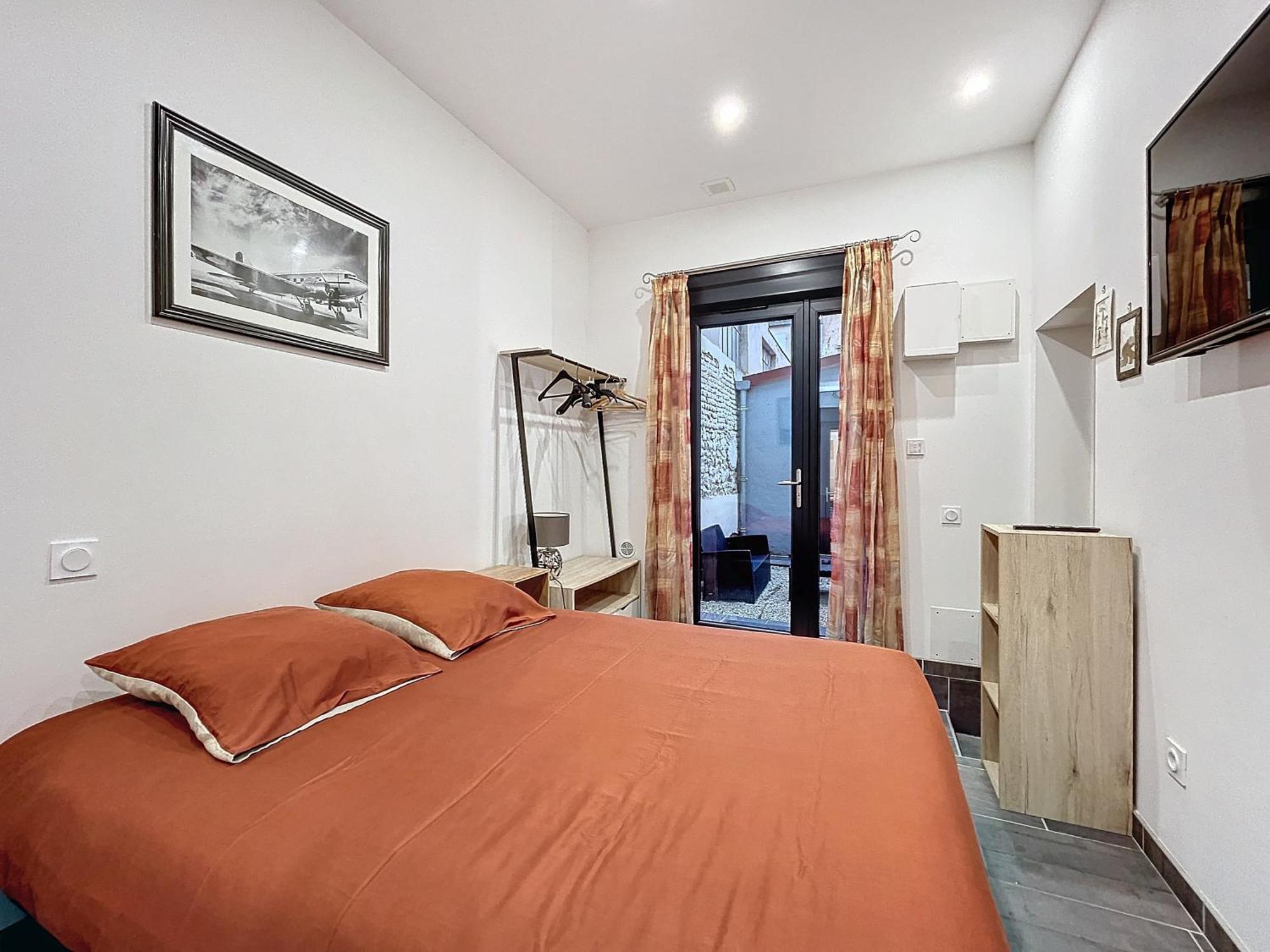 Loft Terrasse Avec Spa Proche Centre Historique Montlucon Luaran gambar